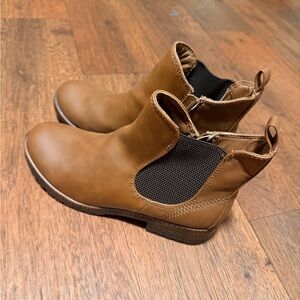 ANDIAMO Chelsea Ankle Boots for Women • Camel • Size 8.5 • Brand New